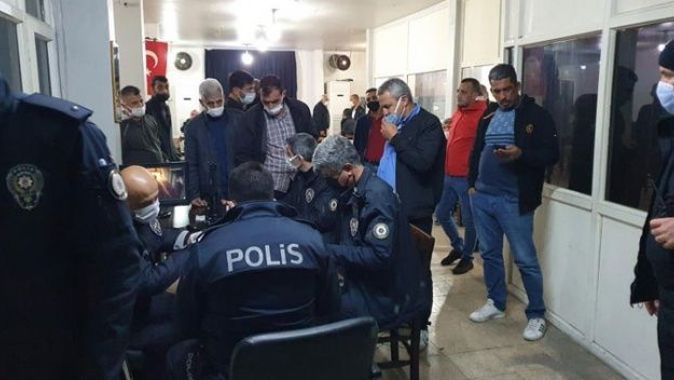 Adana’da kahvehaneye baskın: 37 kişiye sokağa çıkma yasağından ceza kesildi