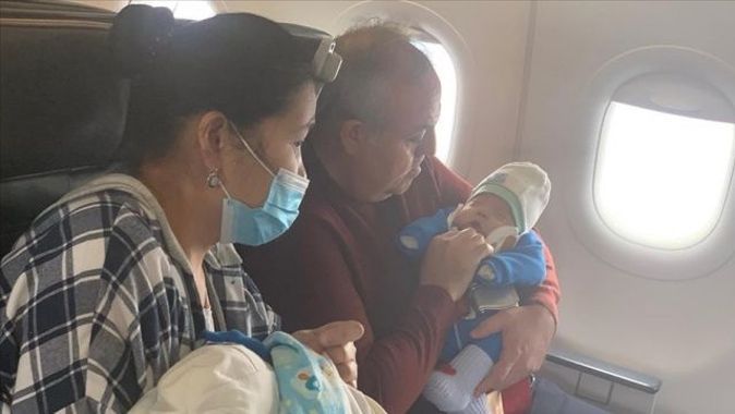 AK Parti Karaman Milletvekili Şeker&#039;den, uçakta rahatsızlanan bebeğe hayati dokunuş