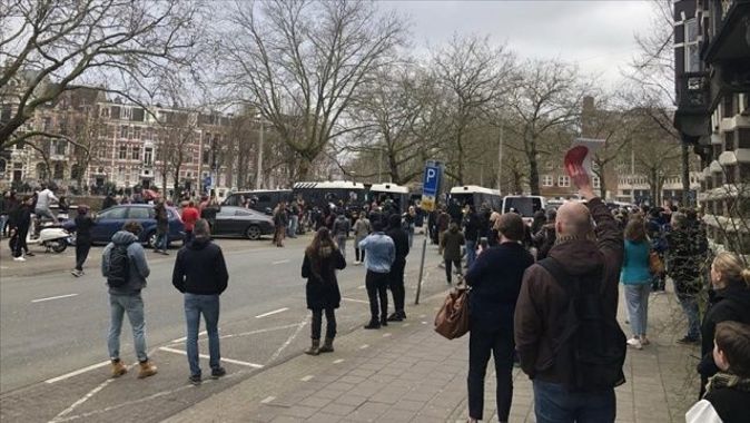 Amsterdam&#039;da Kovid-19 önlemleri karşıtı gruba polis müdahale etti