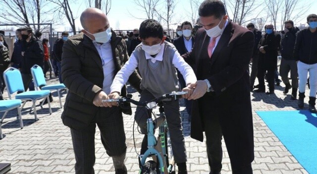 Bakan Kasapoğlu Ağrılı çocuklara verdiği bisiklet sözünü tuttu