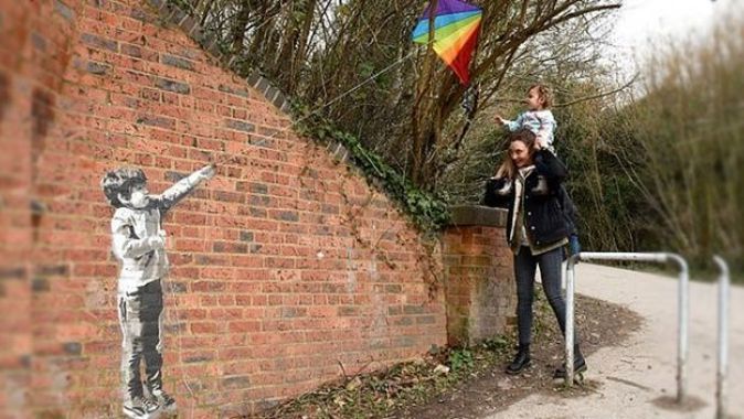 Banksy’den bir sokak resmi daha