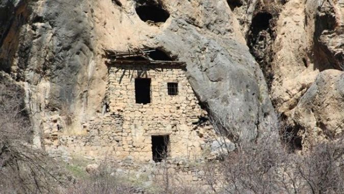 Bin 226 yıllık kayaya yapışık dubleks evler görenleri hayretler içinde bırakıyor