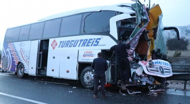 Bolu&#039;da yolcu otobüsü arızalanan kamyona çarptı