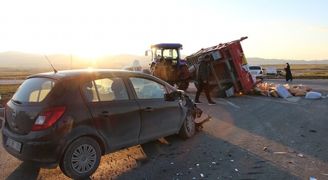 Elazığ&#039;da otomobil gübre yüklü traktör römorkuna çarptı: 4 yaralı