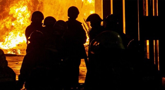 Endonezya&#039;da 5 dairenin bulunduğu binada çıkan yangında 10 kişi öldü