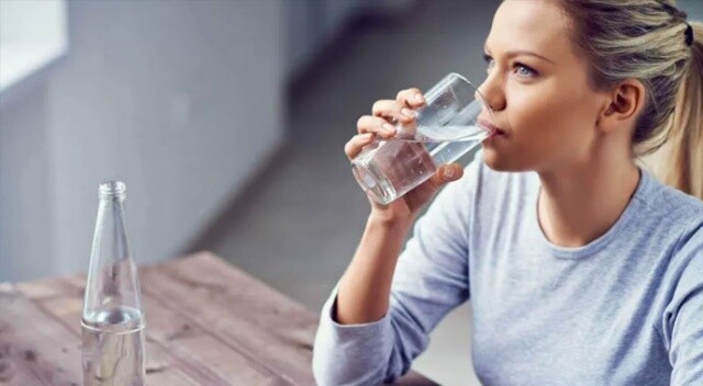 Erkekler günde 2,5 kadınlar 2 litre su içmeli
