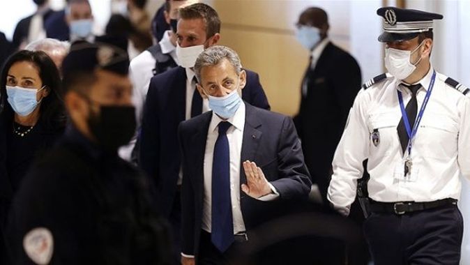 Eski Fransa Cumhurbaşkanı Sarkozy&#039;e 3 yıl hapis cezasına çarptırıldı