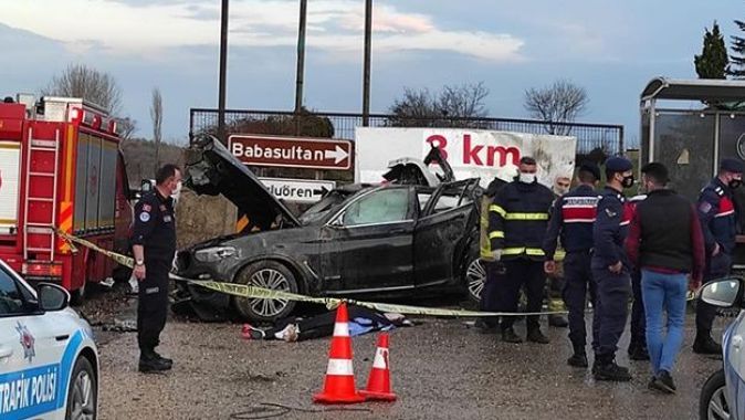 Fabrika duvarına çarpan araç hurdaya döndü, şoförü öldü