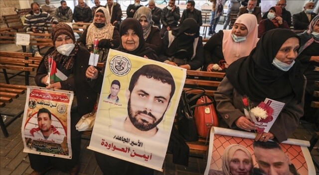 Gazze&#039;de Filistinliler, İsrail hapishanelerinde tutuklu kadınlar için dayanışma gösterisi düzenledi