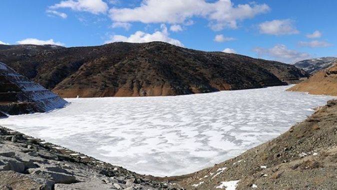 Gümüşhane’de soğuk hava baraj gölünü dondurdu