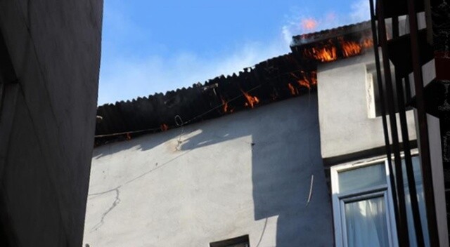 Hakkari&#039;de binanın çatı katıda çıkan yangın korkuttu