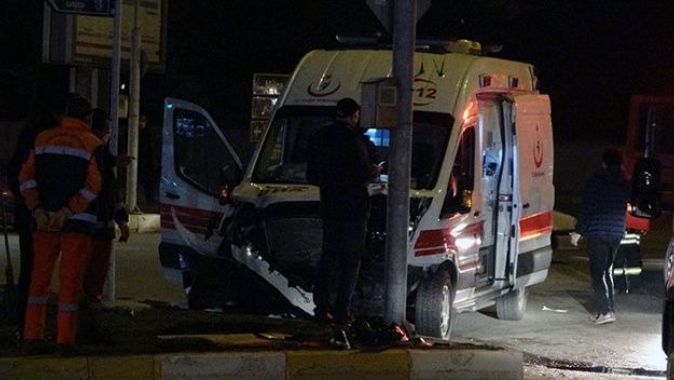 Hasta taşıyan ambulans, otomobille çarpıştı: 7 yaralı