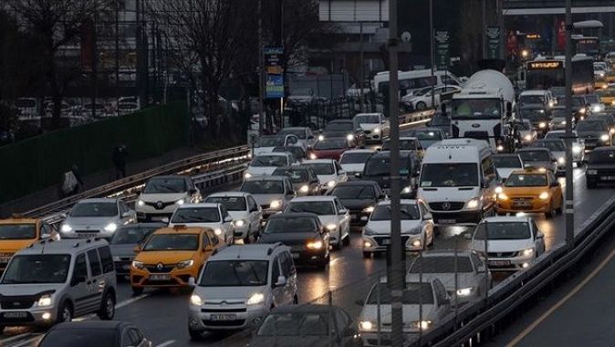 İstanbul&#039;da sokağa çıkma kısıtlaması öncesi trafikte yoğunluk yaşanıyor