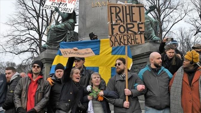 İsveç&#039;in 3 kentinde yüzlerce kişi Kovid-19 kısıtlamalarını protesto etti