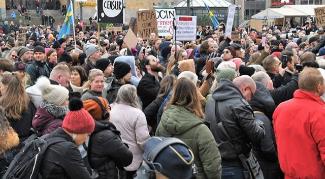 İsveç&#039;te Covid-19 kısıtlamaları protesto edildi