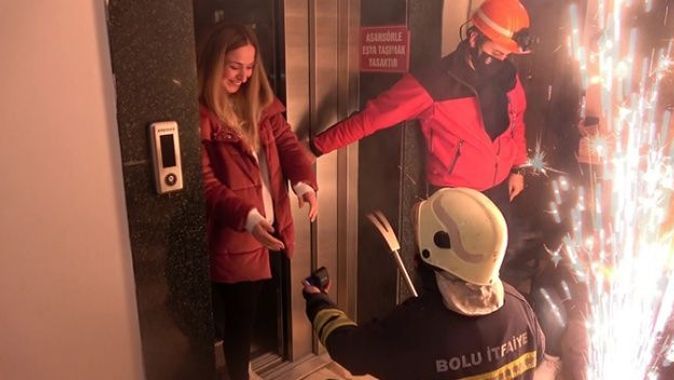 İtfaiye erinden asansörde mahsur bıraktığı kız arkadaşına sürpriz evlenme teklifi