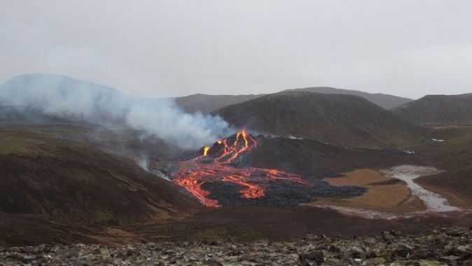 İzlanda&#039;da Fagradals Yanardağı lav püskürtmeye başladı