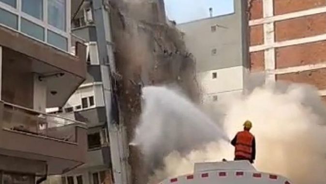 İzmir&#039;de ağır hasarlı bina kontrollü yıkım yapılırken yanındaki binanın üzerine çöktü
