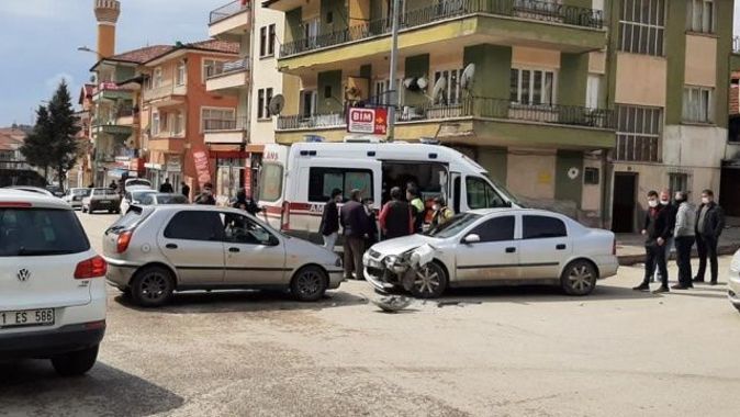 Kırıkkale&#039;de iki otomobil kafa kafaya çarpıştı: 2 yaralı