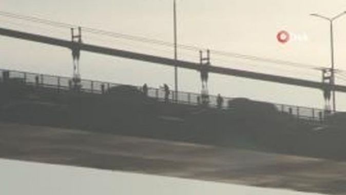 Köprüde intihar girişiminde bulunan şahıs 4 saat sonra ikna edildi