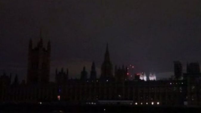 Londra&#039;nın simgeleri karanlıkta kaldı