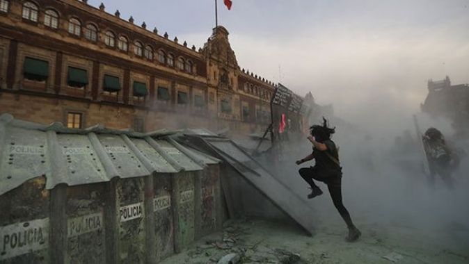 Meksika&#039;da 8 Mart gösterisine polis müdahalesi: 19 yaralı