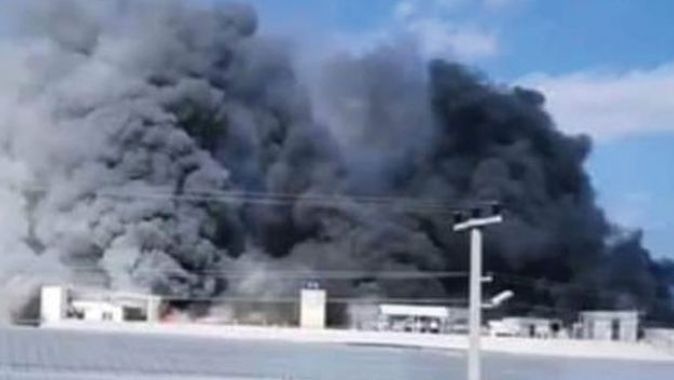 Mersin&#039;de muz sarartma tesisinde yangın