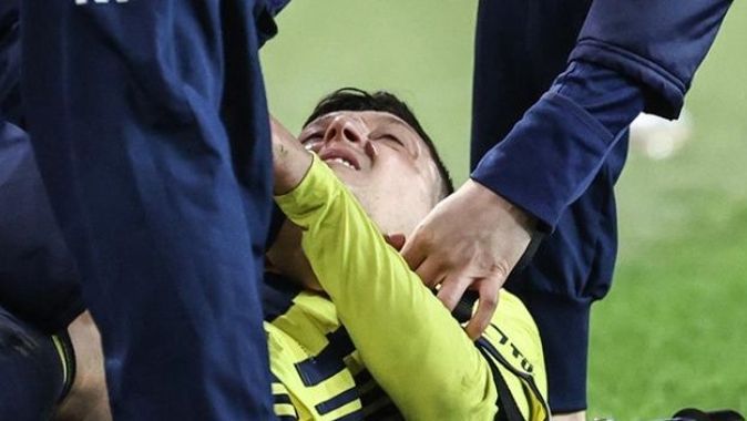Mesut Özil&#039;in ayak bileğinde kısmi yırtık ve ödem tespit edildi
