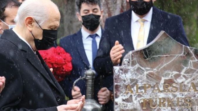 MHP lideri Bahçeli’den Alparslan Türkeş&#039;in kabrine ziyaret