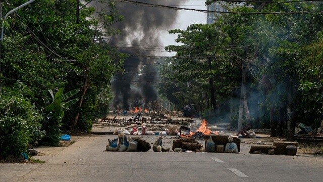Myanmar&#039;da darbe karşıtları yollara çöp dökme eylemi başlattı