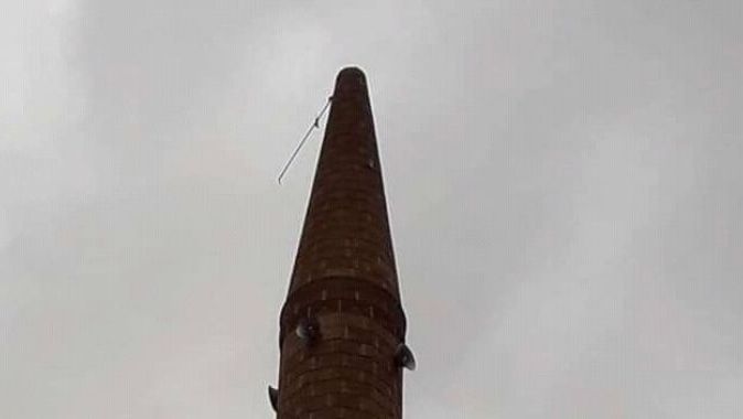 Nevşehir&#039;de fırtına minarenin alemini uçurdu