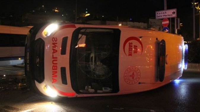 Otomobille çarpışan ambulans devrildi: 1 yaralı