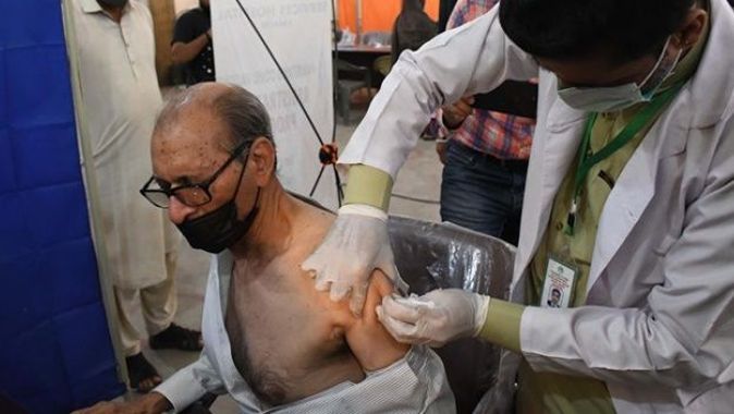 Pakistan&#039;da 100 yaşındaki adam Covid-19 aşısı oldu