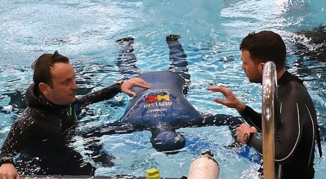 Su altında 24 dakika 33 saniye nefessiz kalarak dünya rekoru kırdı