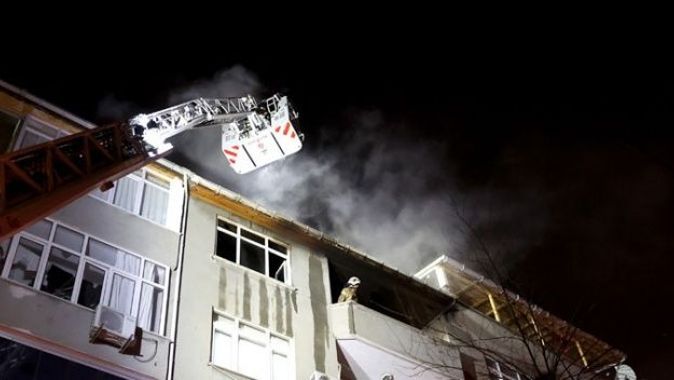 Sultangazi&#039;de bir binanın çatı katında çıkan yangın söndürüldü