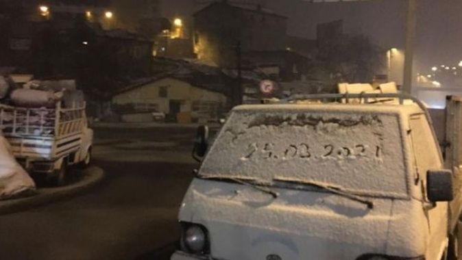 Taksim&#039;de sabahın erken saatlerine kar sürprizi
