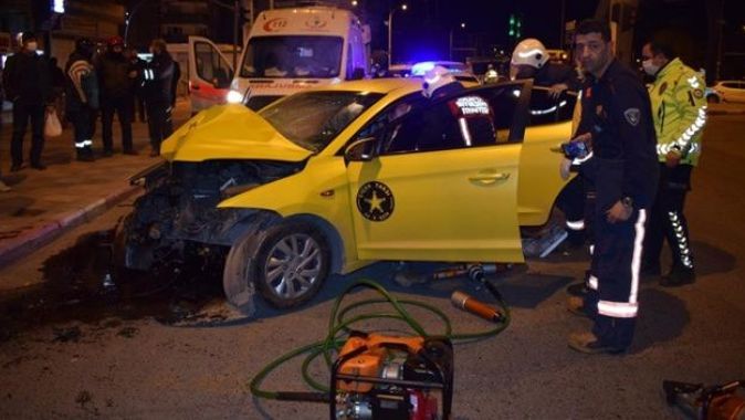 Ticari taksi aydınlatma direğine çarptı araçta sıkışan sürücü feci şekilde öldü