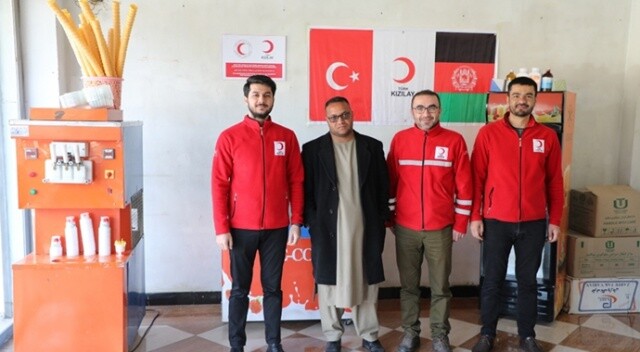 Türk Kızılay ülkesine dönen Afganlara iş imkanı sağlıyor