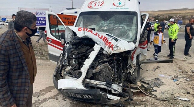 Yaralıları taşıyan ambulans, beton mikserine çaptı: 3’ü sağlıkçı 5 yaralı