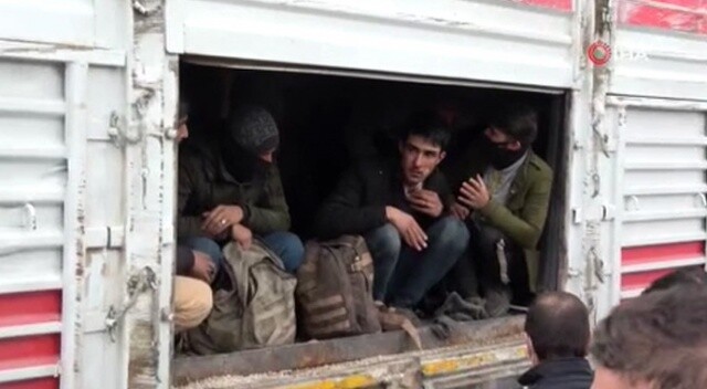 Yaşlı adama çarpan kamyonun kasasından 114 düzensiz göçmen çıktı