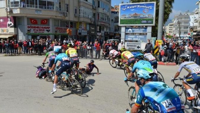 56. Cumhurbaşkanlığı Türkiye Bisiklet Turu&#039;nda kaza ucuz atlatıldı