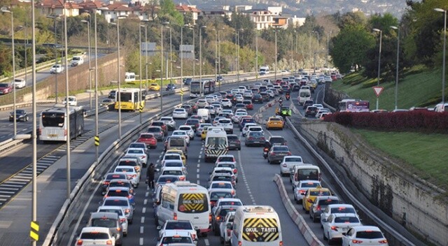 82 saatlik kısıtlama sonrası 15 Temmuz Şehitler Köprüsü&#039;nde trafik yoğunluğu