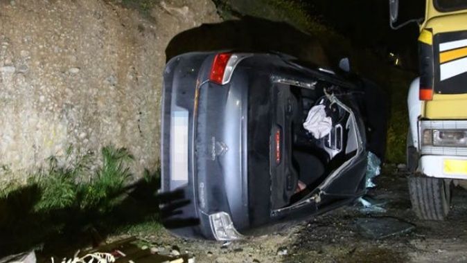 Adana&#039;da otomobil devrildi: 2 kişi yaralandı