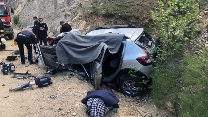 Adana&#039;da pikap ile otomobilin çarpıştığı kazada 3 kişi öldü
