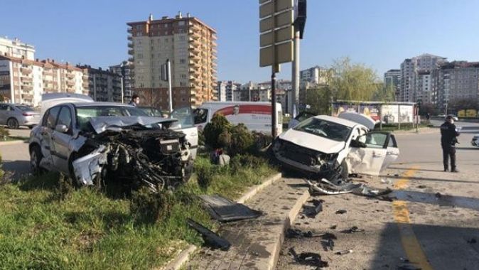 Ankara&#039;da feci kaza: 3&#039;ü çocuk 7 yaralı