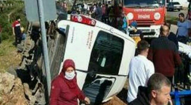 Antalya&#039;da servis minibüsü ile otomobil çarpıştı: 1 ölü, 8 yaralı