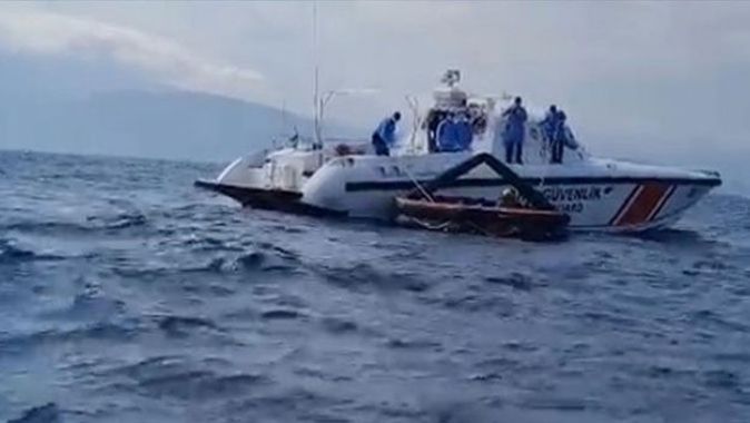 Ayvacık açıklarında Yunan sahil güvenliğinin Türk kara sularına geri ittiği 27 sığınmacı kurtarıldı
