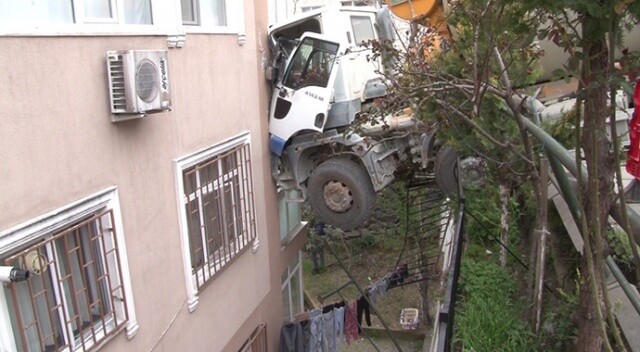 Beşiktaş&#039;ta beton mikseri 7 katlı binaya çarptı