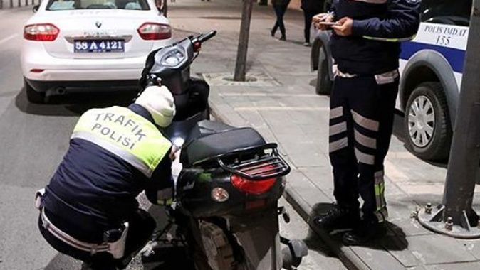 Bursa&#039;da kısıtlamayı ihlal eden ve motosikletinin plakasını maskeyle kapatan kişiye para cezası