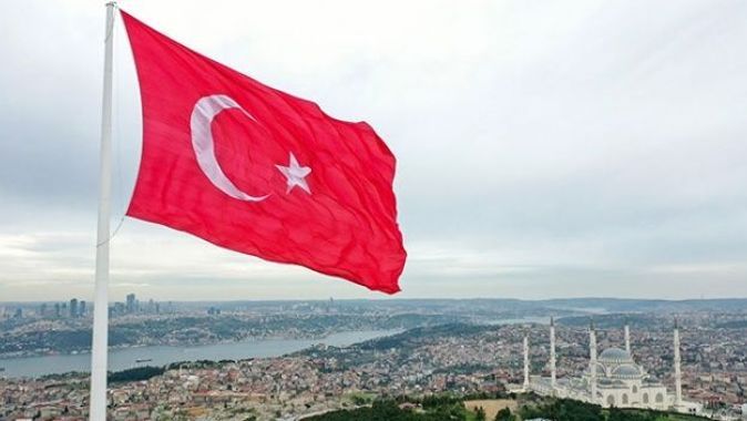Çamlıca&#039;da dev Türk bayrağı göndere çekildi